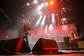 Dave Grohl (u mikrofonu).