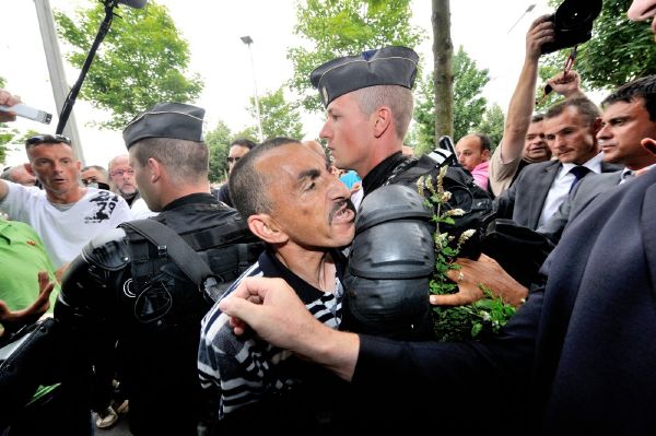 Muž se snaží debatovat s francouzským minsitrem Manuelem Valls em, který přijel 14. srpna do Amiens.