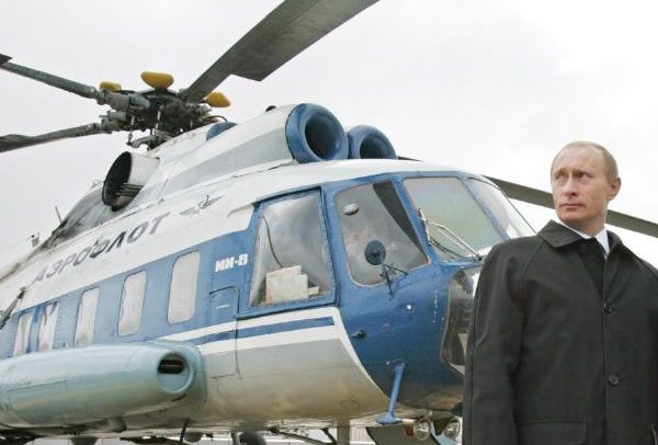 Vladimír Putin u své prezidentské helikoptéry.