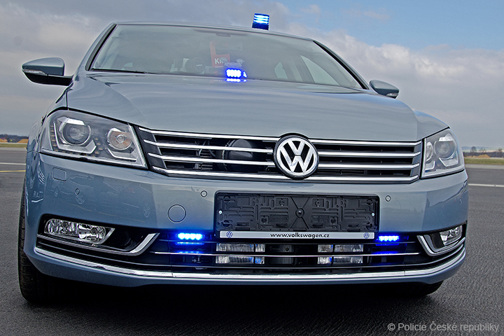 Policista se otáčel u železničního přejezdu (ilustrační foto).