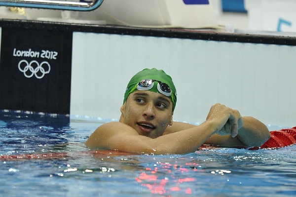Jihoafrický plavec Chad Le Clos porazil Michaela Phelpse v závodě na 200 m motýlek. Jihoafrický plavec Chad Le Clos porazil Michaela Phelpse v závodě na 200 m motýlek.