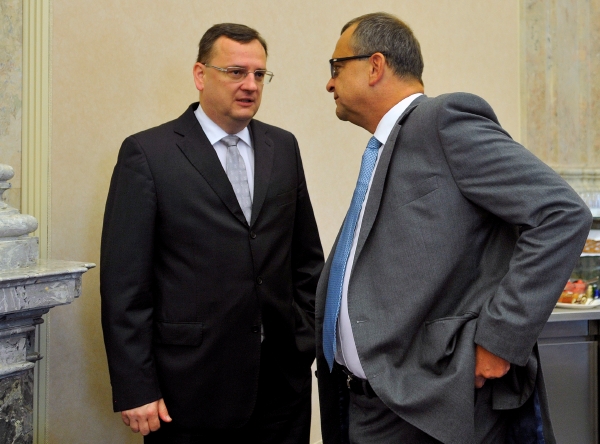 Premiér Petr Nečas v rozhovoru s ministrem financí Miroslavem Kalouskem.