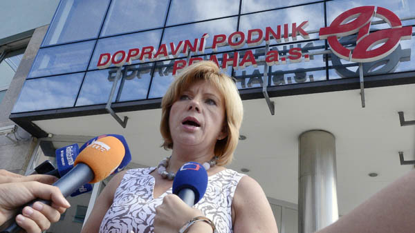 Současná ředitelka Dopravního podniku Magdalena Češková hovoří s novináři. Současná ředitelka Dopravního podniku Magdalena Češková hovoří s novináři.