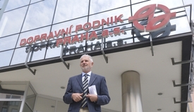 Exšéf DP Vladimír Lich před budovou Dopravního podniku.