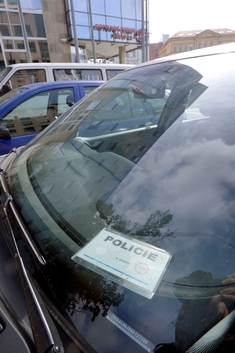 V pražském dopravním podniku zasahuje protikorupční policie. Podle informací ČTK jsou v podniku asi tři desítky policistů, zamířily mimo jiné na právní oddělení, oddělení marketingu, IT i k současné šéfce podniku Magdaleně Češkové. V pražském dopravním podniku zasahuje protikorupční policie. Podle informací ČTK jsou v podniku asi tři desítky policistů, zamířily mimo jiné na právní oddělení, oddělení marketingu, IT i k současné šéfce podniku Magdaleně Češkové.