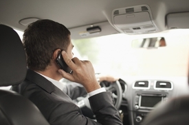 Telefonování za jízdy může znamenat velké nebezpečí kolize.