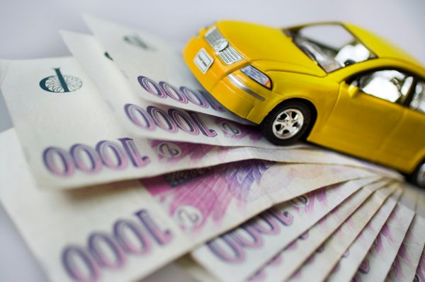 Automobilističtí novináři, automechanik, majitelka autoškoly a další experti sdílí tipy, jak ušetřit na provozu auta.