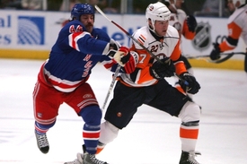 Matt Keith (vpravo) se v NHL střetl i s nyní plzeňským Ryanem Hollwegem.