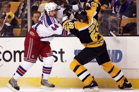 Ryan Hollweg se potkal s Martinem Strakou v dresu New Yorku Rangers.