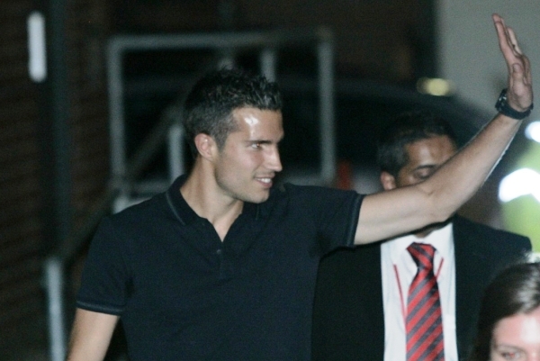 Nejlepší střelec minulého ročníku anglické ligy Robin van Persie prošel v Manchesteru United lékařskou prohlídkou a podepsal čtyřletou smlouvu. Nejlepší střelec minulého ročníku anglické ligy Robin van Persie prošel v Manchesteru United lékařskou prohlídkou a podepsal čtyřletou smlouvu.