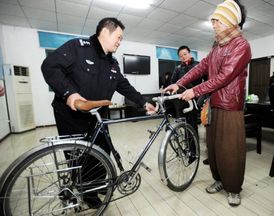 Čínská police předává ukradené kolo Japonci, který cestuje kolem světa. našlo se díky Weibo.
