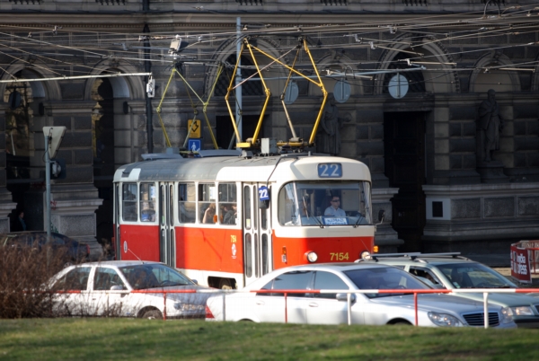 V Praze se srazila tramvaj s nákladním autem (ilustrační foto). V Praze se srazila tramvaj s nákladním autem (ilustrační foto).