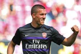 Lukas Podolski má posílit oslabený tým Arsenalu.