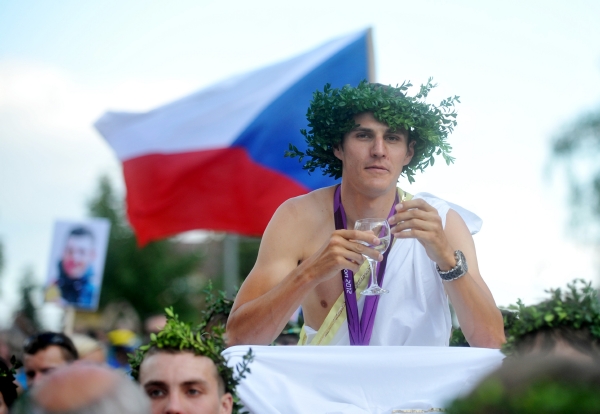 Bikera Jaroslava Kulhavého čekalo v rodném Ústí nad Orlicí doslova "božské" přivítání. 