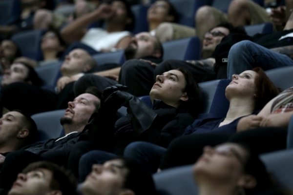 V červenci postřílel útočník v denverském kině 12 lidí při premiéře filmu Temný rytíř povstal. V červenci postřílel útočník v denverském kině 12 lidí při premiéře filmu Temný rytíř povstal.