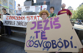 Odpůrci festivalu Prague Pride na Václavském náměstí.