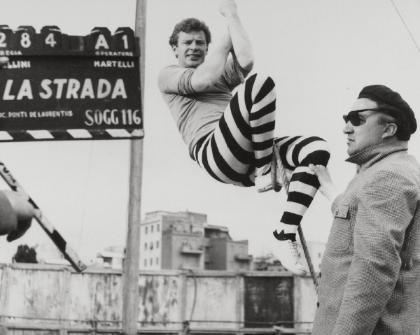 Snímek z natáčení filmu Silnice, vpravo sám Fellini.