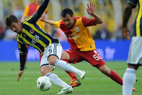 Engin Baytar (vpravo) v zápase s Fenerbahce.