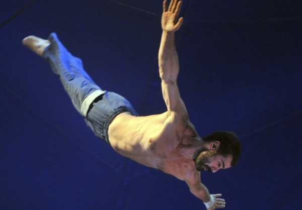 Členové souboru Cirque Galapiat z Francie, účastníci 9. ročníku festivalu cirkusů a divadel Letní Letná, nacvičovali své představení.