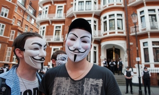 Podpora Juliana Assange před ambasádou.