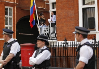 Před ambasádou hlídkovali policisté, kteří byli připraveni šéfa WikiLeaks zadržet, kdyby velvyslanectví opustil.