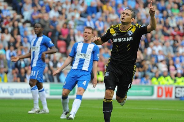 Úspěšný exekutor Frank Lampard (vpravo).