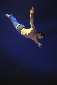 Členové souboru Cirque Galapiat předvedou neskutečné kousky.