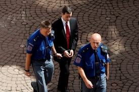 Policisté přivádějí obviněného poslance a bývalého středočeského hejtmana Davida Ratha do jednací síně Okresního soudu Praha-východ k projednání jeho žádosti o propuštění z vazby.