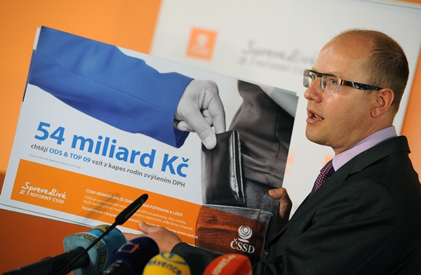 ČSSD stupňuje kamapaň k církevním restitucím. Po billboardech přijdou na řadu složenky.