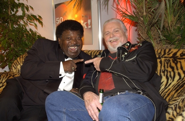 Scott McKenzie (vpravo) s Percym Sledgem. Scott McKenzie (vpravo) s Percym Sledgem.