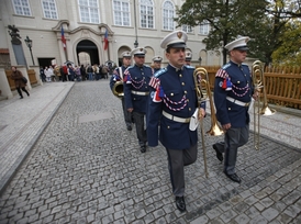 Hradní stráž nosí v těchto dnech vzdušnější uniformy a více se pohybuje.