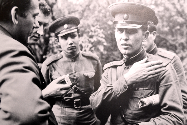 Sovětští okupanti v diskusi s nazlobenými Čechy, 21. srpen 1968.