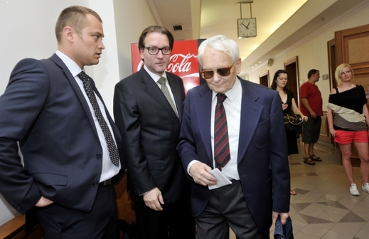 Na snímku je otec Davida Ratha Ratmír Rath (vpravo) a Rathovi obhájci Adam Černý (vlevo) a Roman Jelínek (uprostřed).