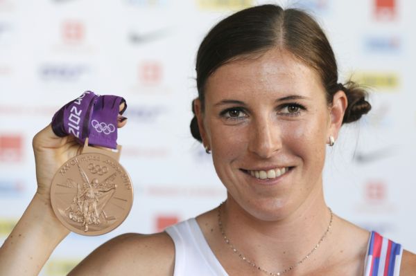 Překážkářce Zuzaně Hejnové pogratuloval k bronzové olympijské medaili herec Jan Čenský.