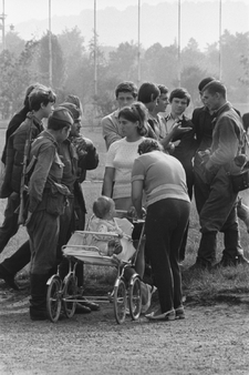 Obyvatelé Prahy mluví s vojáky okupujícími Československo.