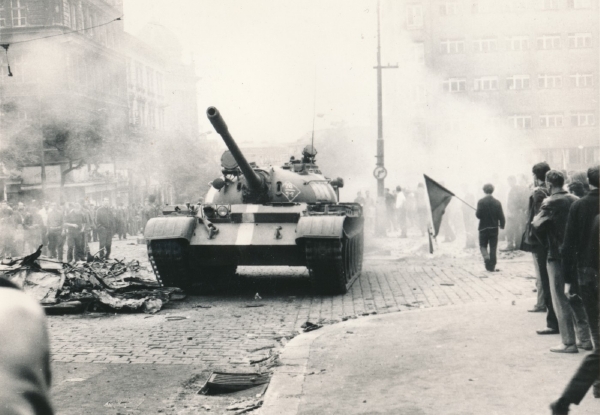 Srpen 1968 a tanky v ulicích Prahy.