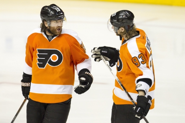 Scott Hartnell (vlevo) s českým forvardem Philadelphie Jakubem Voráčkem. Scott Hartnell (vlevo) s českým forvardem Philadelphie Jakubem Voráčkem.