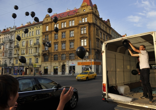 Akce Jiřího Franty a Davida Böhma s názvem 231 teček, kdy vypustili v Praze černé balonky, začal doprovodný program k letošnímu ročníku Ceny Jindřicha Chalupeckého. Akce Jiřího Franty a Davida Böhma s názvem 231 teček, kdy vypustili v Praze černé balonky, začal doprovodný program k letošnímu ročníku Ceny Jindřicha Chalupeckého.