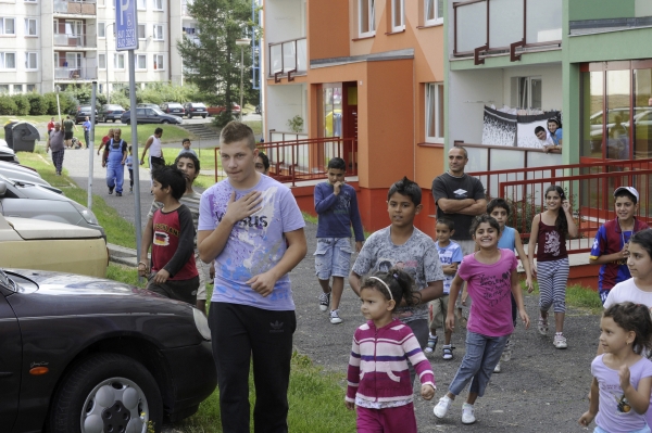 Na snímku je část ulice Dukelských hrdinů na sídlišti Horní Maršov, které se vyhláška týká, v popředí většinou romské děti.