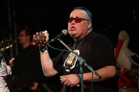 Kapelník, zpěvák a perkusista Jan Kalina.