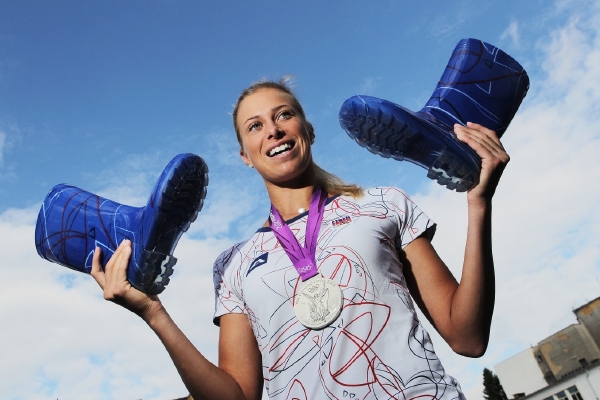 Stříbrná tenistka Andrea Hlaváčková s populárními holínkami.