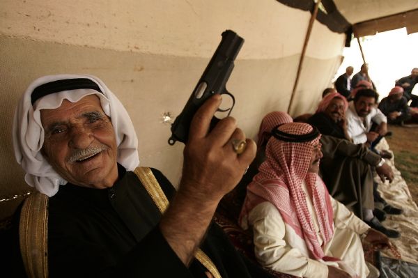 Na mnoha arabských svatbách se střílí radostí do vzduchu (ilustrační fotografie).