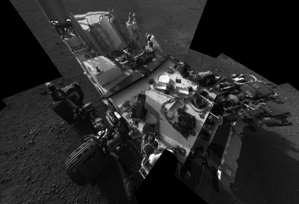 Vozítko Curiosity úspěšně dokončilo první testovací jízdu po povrchu Marsu.