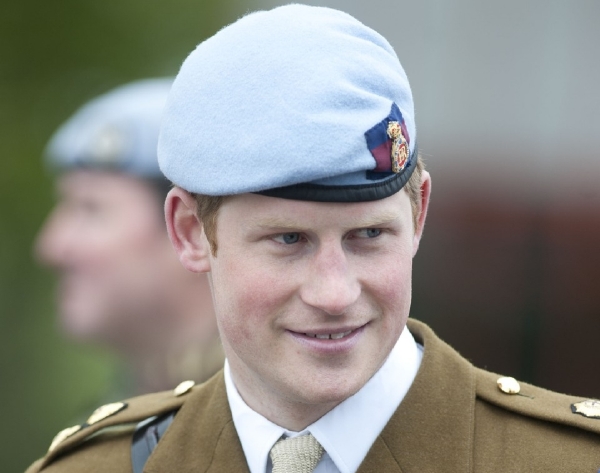 Sedmadvacetiletý Harry je pilotem vrtulníků v britské armádě.