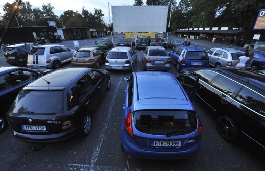 Zvuk vysílá kino přes klasické rádio.