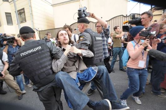 Tak tohle by se v moskevském Hyde Parku stát nemělo. Na snímku protest při soudu s Pussy Riot. Tak tohle by se v moskevském Hyde Parku stát nemělo. Na snímku protest při soudu s Pussy Riot.