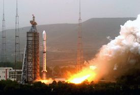 Start čínské rakety řady Dlouhý pochod. 