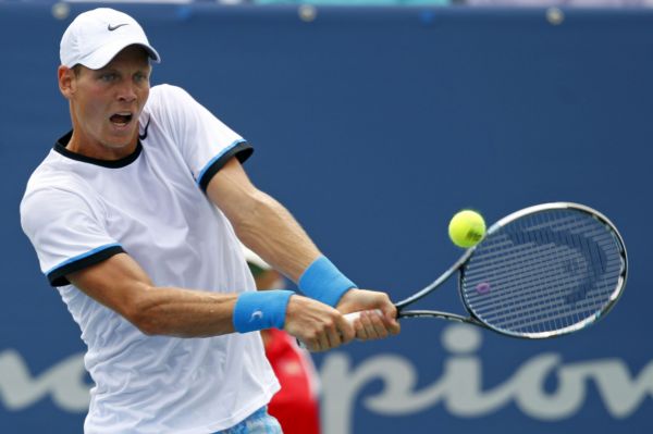 Tenista Tomáš Berdych otočil duel s Belgičanem Stevem Darcisem a po výhře 4:6, 6:2, 6:0 postoupil do semifinále turnaje ve Winston-Salemu. Tenista Tomáš Berdych otočil duel s Belgičanem Stevem Darcisem a po výhře 4:6, 6:2, 6:0 postoupil do semifinále turnaje ve Winston-Salemu.
