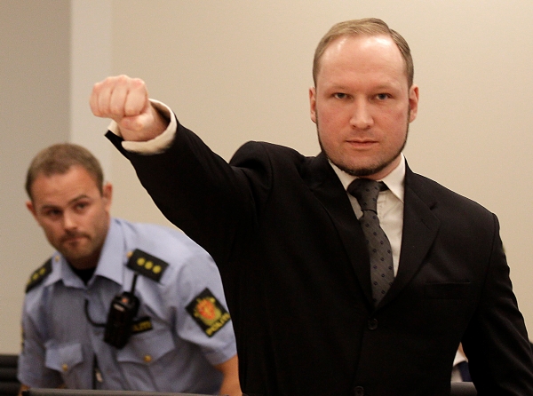 Masový vrah Breivik v soudní síni.