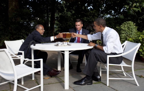 Prezident Barack Obama (vpravo) se svými hosty na pivu v Bílém domě.